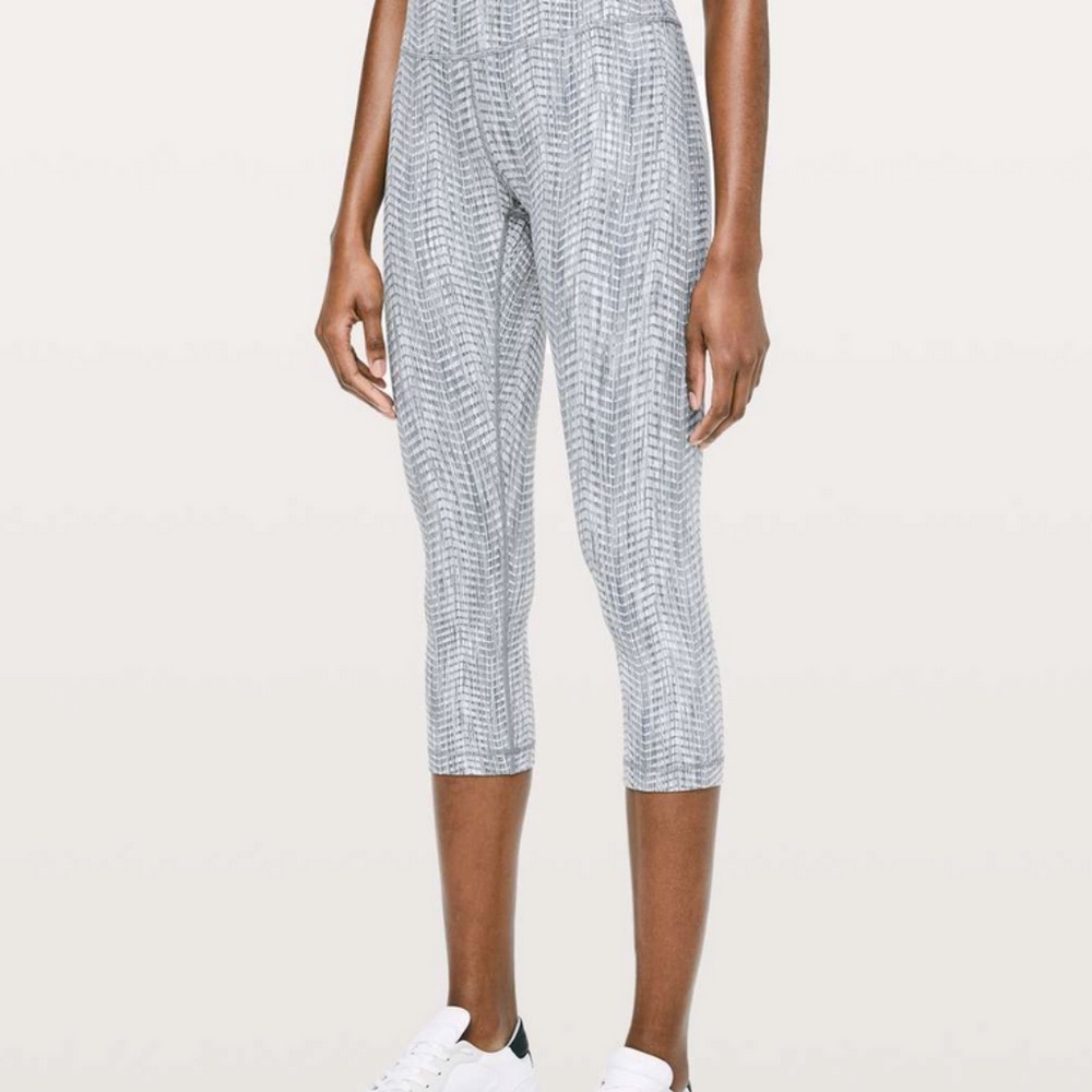 EUC Lululemon Wunder Under Crop (High-Rise) *Full-On Luon 21"